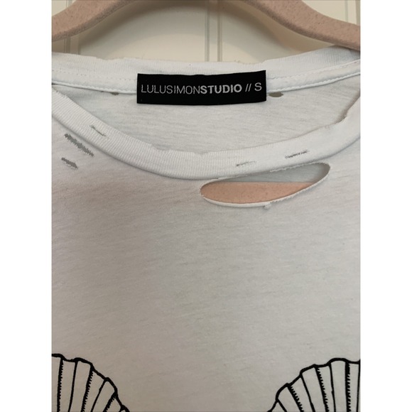 Lulusimonstudio Small Distressed Sea Shell White T Shirt - Picture 2 of 16
